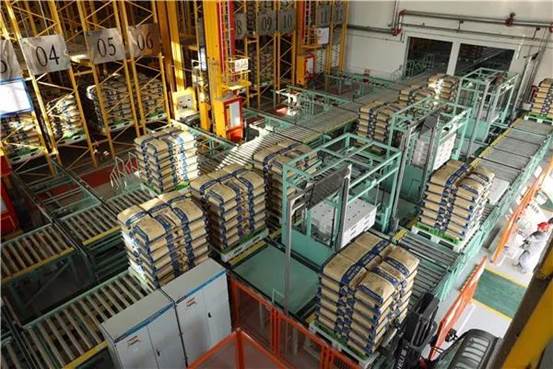 托克逊能化高性能树脂项目包装立体仓库现。ㄕ胖酒 摄）