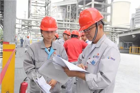 托克逊能化公司党委书记、董事长王利国（右）带头开展高危作业审核（胡晓君 摄）