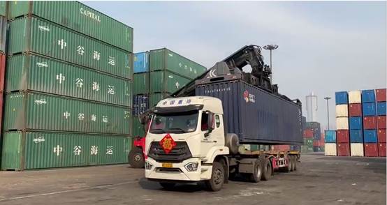 防疫物资装车运输现。ㄕ糯笥 摄）