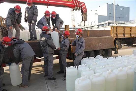 澳门永利纺织集团干部员工加班加点生产消毒品原液 （李明杰 摄）