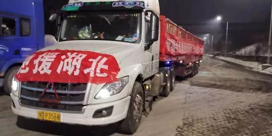 澳门永利集团防疫物资消毒原液驰援湖北 （张伟 摄）