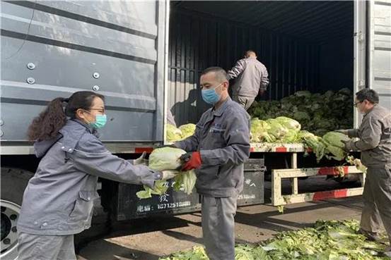 华泰公司员工卸运应急物资现。ò雒览  摄 ）