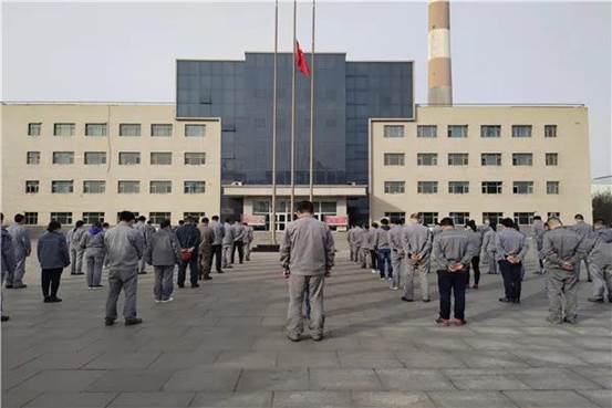 华泰公司默哀悼念现。ǔ瞪苡 摄）