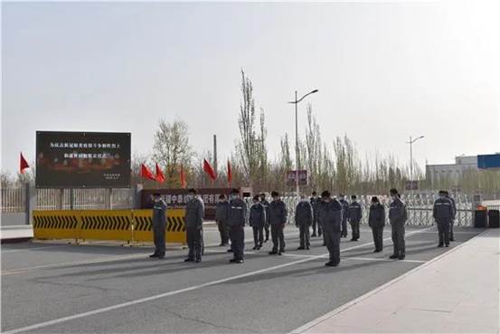 澳门永利纺织集团库尔勒纤维公司默哀悼念现场（刘芳霞 摄）