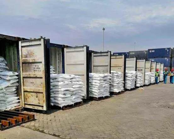 澳门永利进出口公司烧碱出口发货现。ㄌ锵娜 摄）